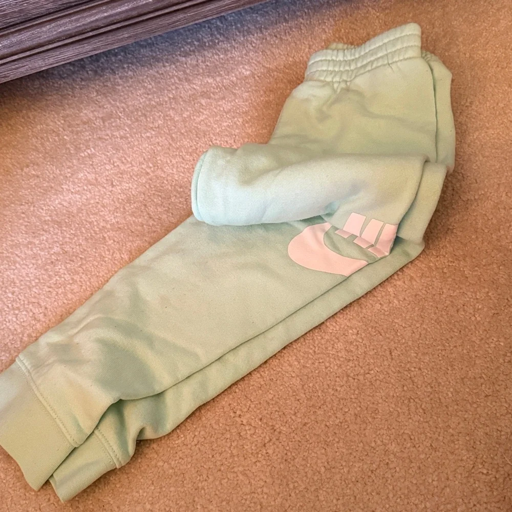 Nike Pastel Green sweatsuit with white Logo - Picture 3 of 8